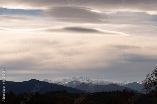 Chaine des Pyrénées et ses nuages lors d'un couché du soleil.