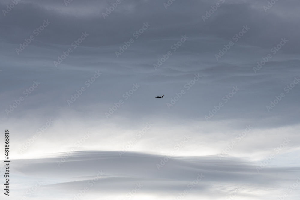 avion de chasse français dans le ciel des Pyrénées et ses nuages avion de chasse français dans le ciel des Pyrénées et ses nuages