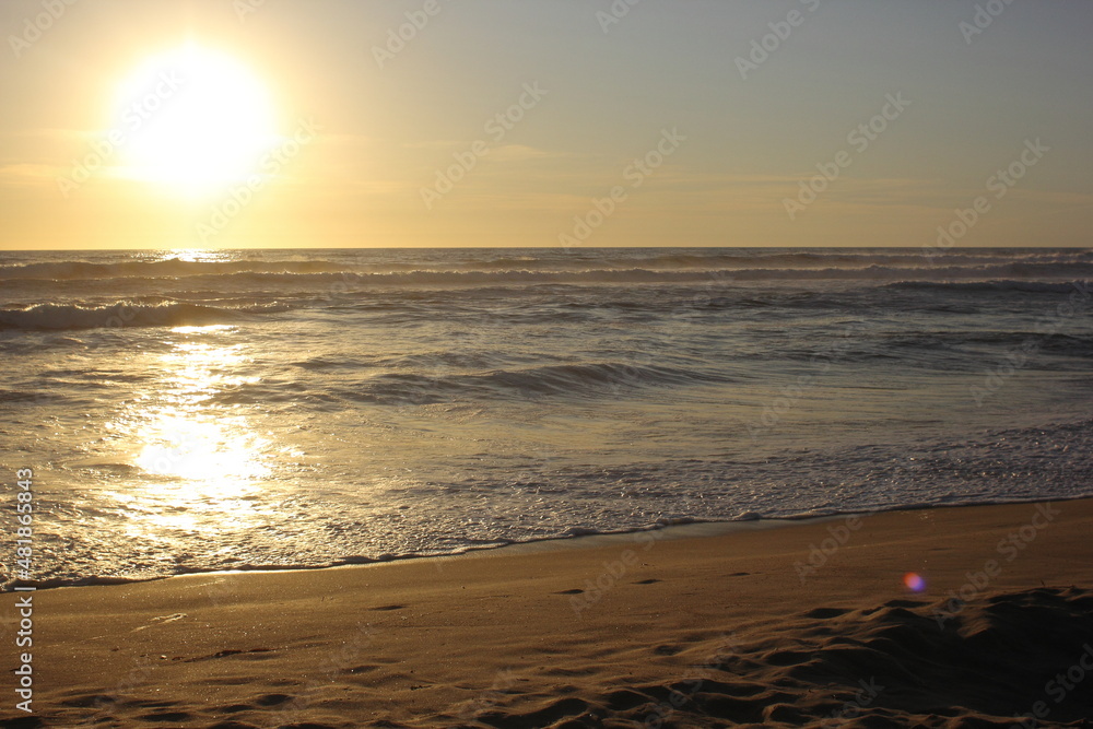 orilla de playa en el atardecer orilla de playa en el atardecer