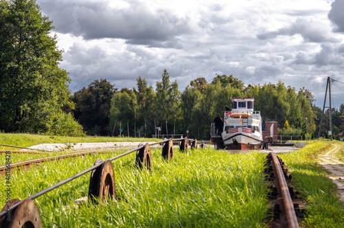 Obraz na płótnie Green nature of the Elbląg Canal (Kanał Elbląski), famous landmark of Warmian-Masurian, Poland. Boat hauled on the link cradle up the inclined plane to overcome the difference in water levels. w salonie