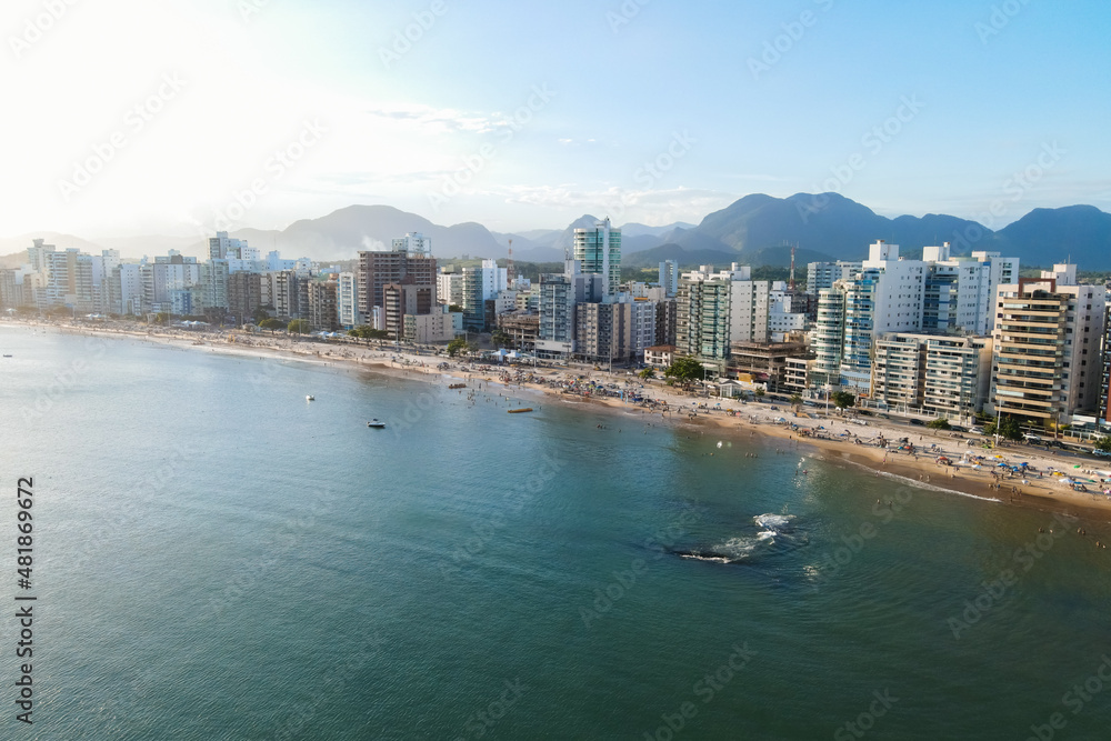 Imagem de drone da Praia do Morro em Guarapari num dia ensolarado com muitas pessoas se divertindo, aproveitando o dia na praia e praticando esportes. Imagem de drone da Praia do Morro em Guarapari num dia ensolarado com muitas pessoas se divertindo, aproveitando o dia na praia e praticando esportes.
