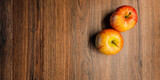 2 Äpfel auf rustikalem Holztisch