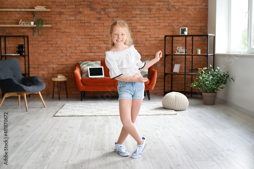 Little redhead girl in blou...