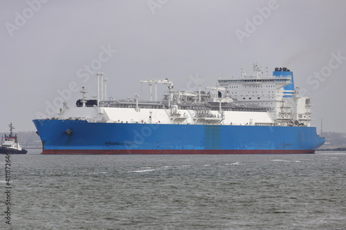 Blauer LNG Tanker verlässt den Hafen
