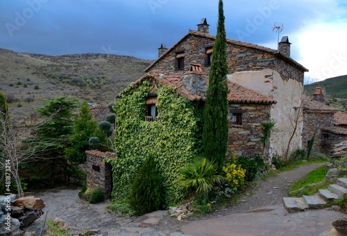 Casa de pizarra cubierta por enredadera. Patones de Arriba, Madrid, España, Europa. photo