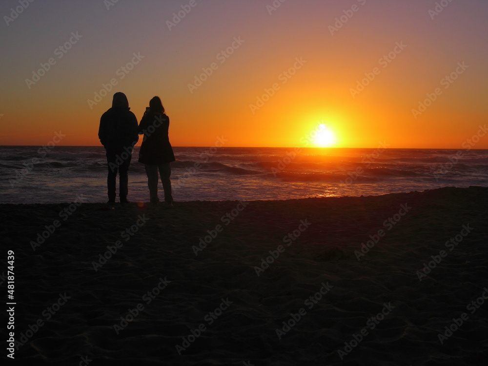 pareja observando la puesta de sol