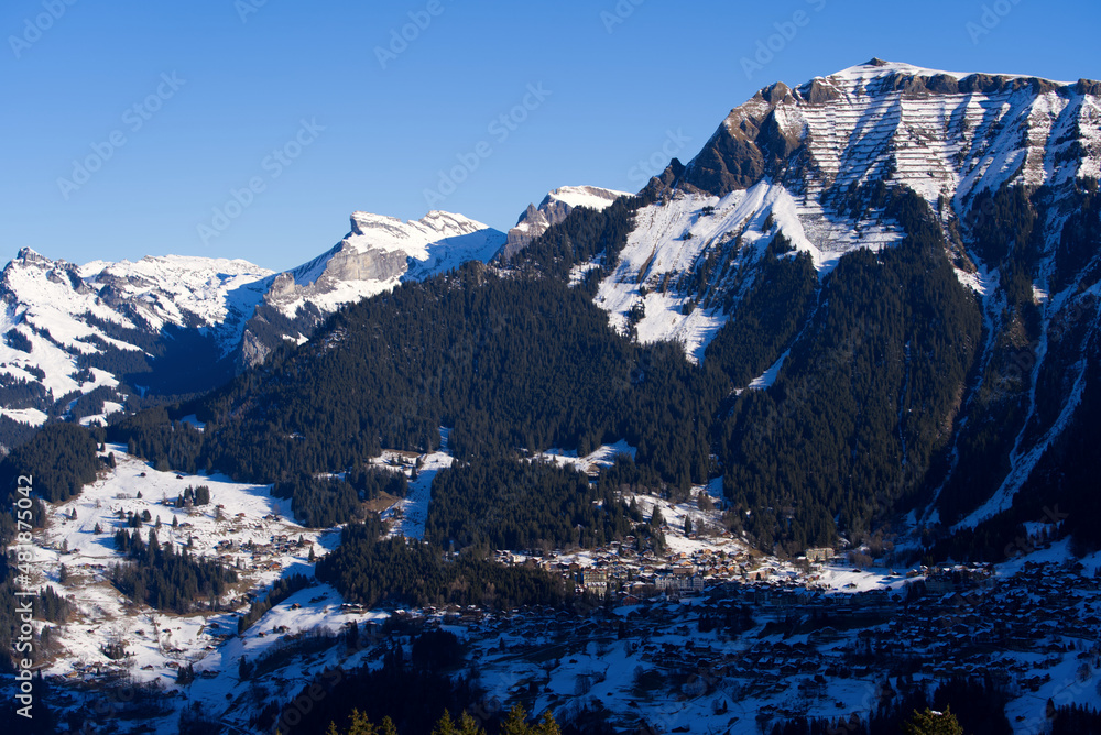 Obraz premium Aerial view of mountain village Wengen at the Bernese Highlands on a sunny winter day. Photo taken January 15th, 2022, Lauterbrunnen, Switzerland.