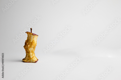 Manzana podrida en fondo blanco con espacio para texto
