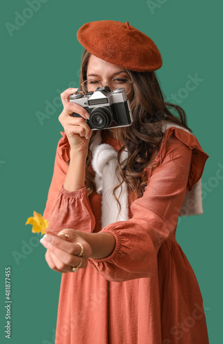 Beautiful Parisian woman ta...
