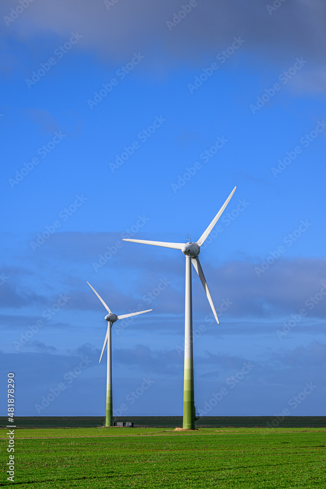 Zwei Windkrafträder in Dorum, Niedersachsen, Deutschland Zwei Windkrafträder in Dorum, Niedersachsen, Deutschland