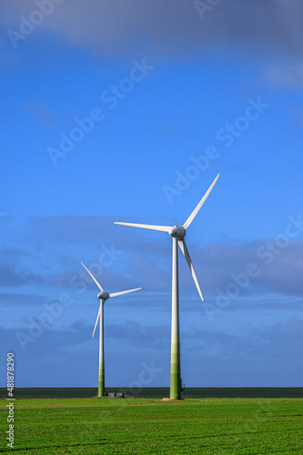 Zwei Windkrafträder in Dorum, Niedersachsen, Deutschland
