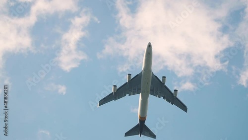 Boeing 747 plane approach for landing
