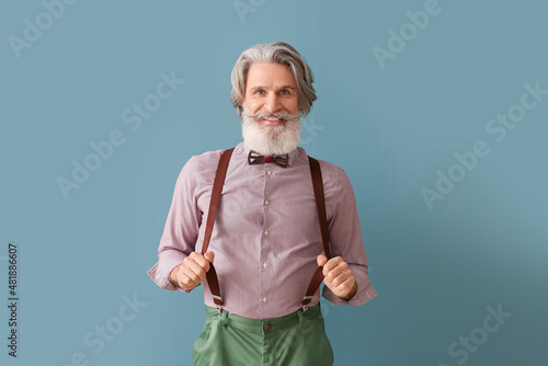 Bearded senior man with sus...