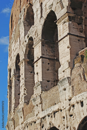 Photo Closeup of the archways in the Colosseum in Rome.