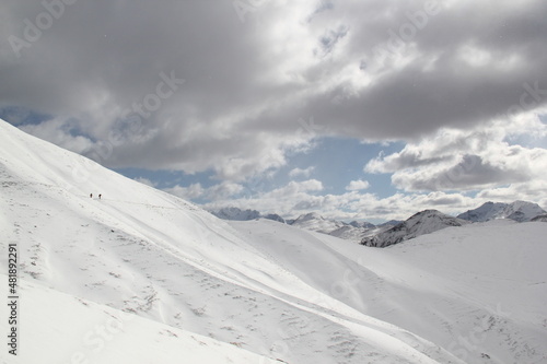 Hiking in the snowy mountains © Gustavo