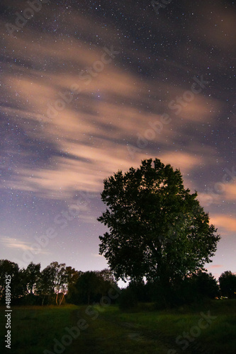 Ziehende Wolken vor Sternenhimmel bei Nacht