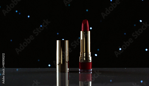lápiz labial rojo sobre fondo negro