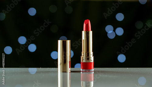 lápiz labial rojo sobre fondo negro