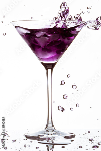 Splash con cocktail en copa de vidrio 