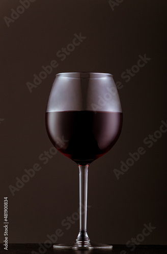 vino tinto en copa sobre fondo oscuro