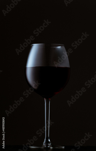 vino tinto en copa sobre fondo oscuro