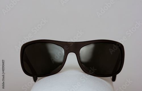 gafas de sol sobre un fondo blanco