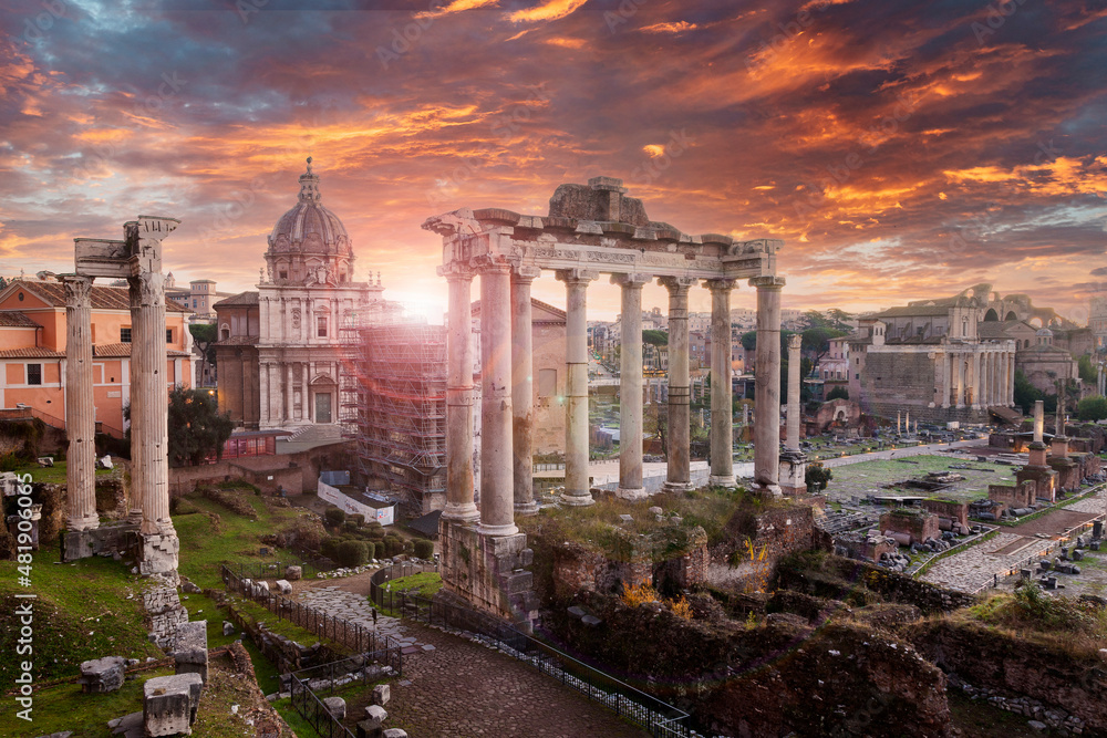 Obraz premium Sunrise at the Roman Forum, the Basilica Giulia and many ancient monuments of what was the heart of the glorious Roman Empire. In Rome city, Italy, Europe.
