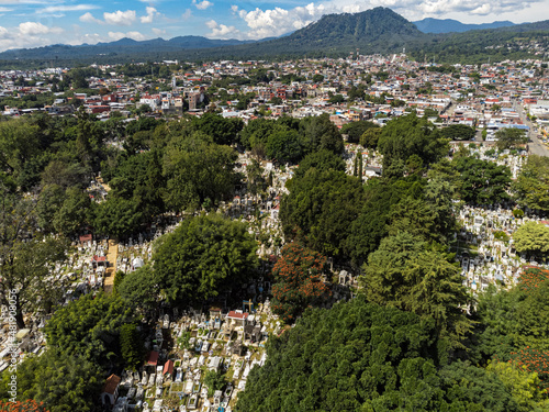 Vista panoramica desde un dron del cementerio de San Juan Bautista en Uruapan, Michoacan, Mexico