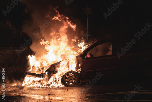 Photos Voiture en feu sur la route