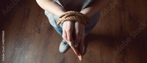 Foto a young woman's hands are tied with a rope