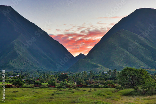 Fotografia Telephoto view of west maui mountains at sunrise.