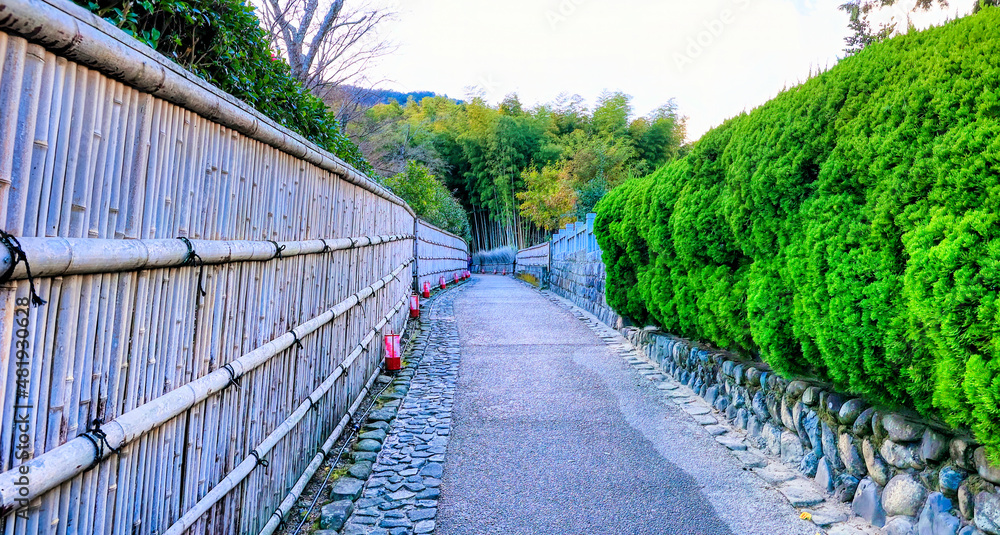 京都、嵯峨野竹の小径入り口