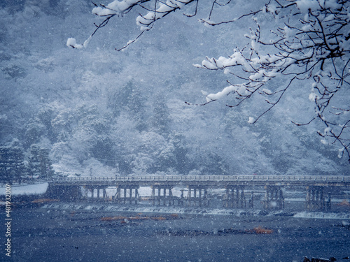 Wallpaper Mural 雪降る嵐山の渡月橋 Torontodigital.ca