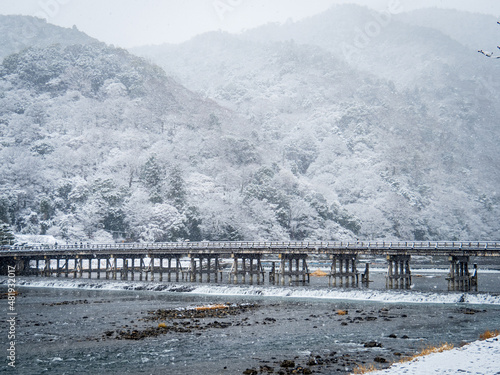 雪降る嵐山の渡月橋
