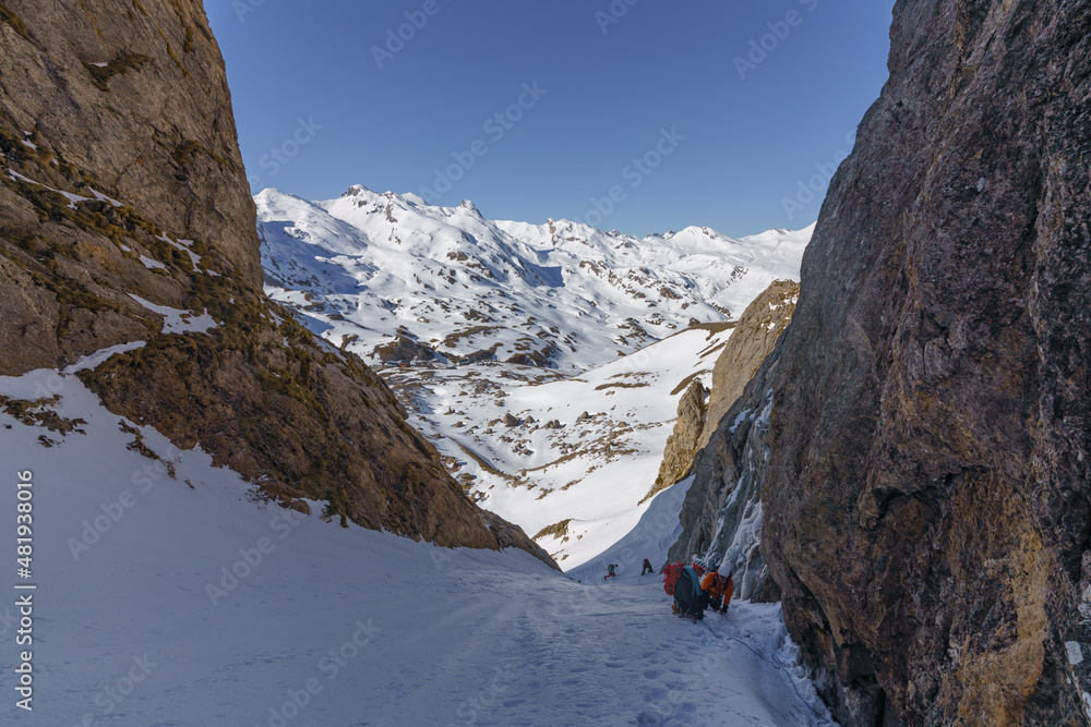 Alpinistas en el corredor en los Pirineos 
