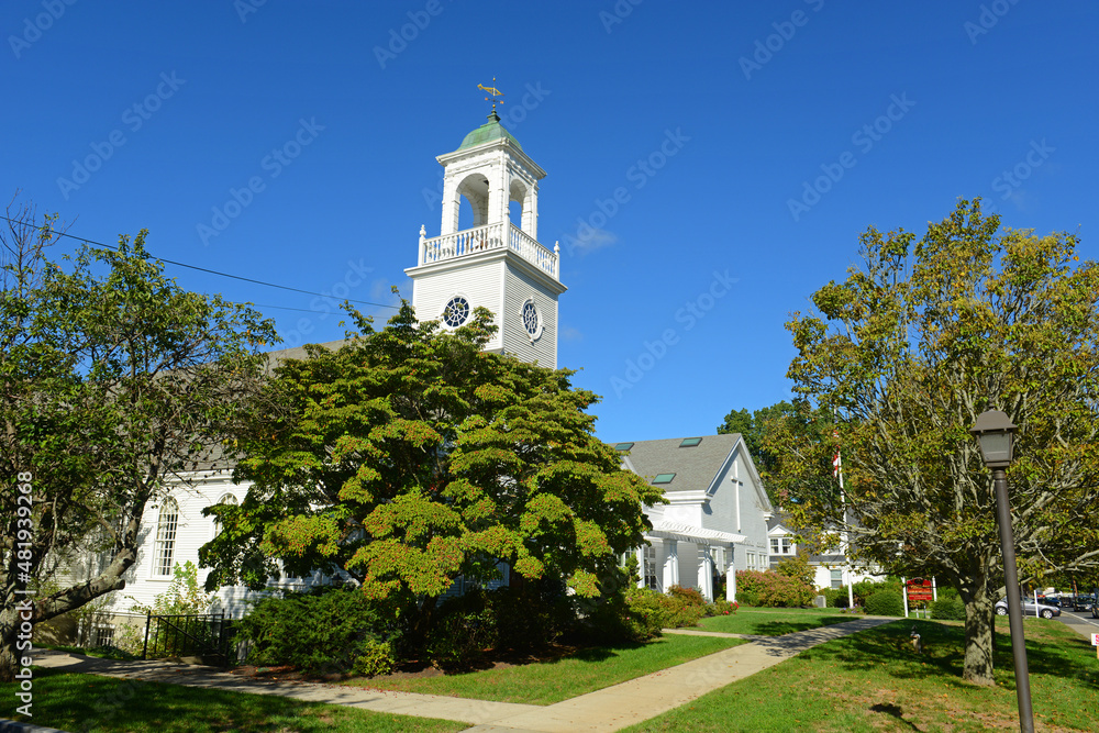 Naklejka premium Trinitarian Congregational Church at 53 Cochituate Road in historic town center of Wayland, Massachusetts MA, USA. 