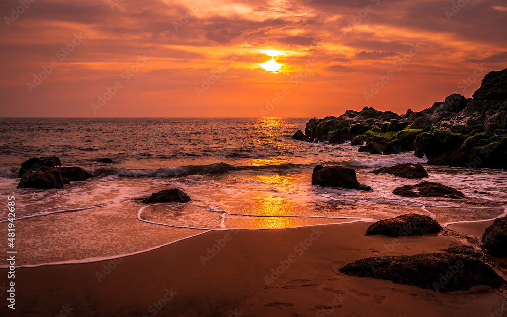 Obraz premium Beautiful sunset or sunrise with colorful sky at devghali or Kasheli beach