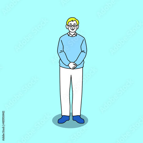腕を前で組んで微笑むメガネをかけた男性　全身姿