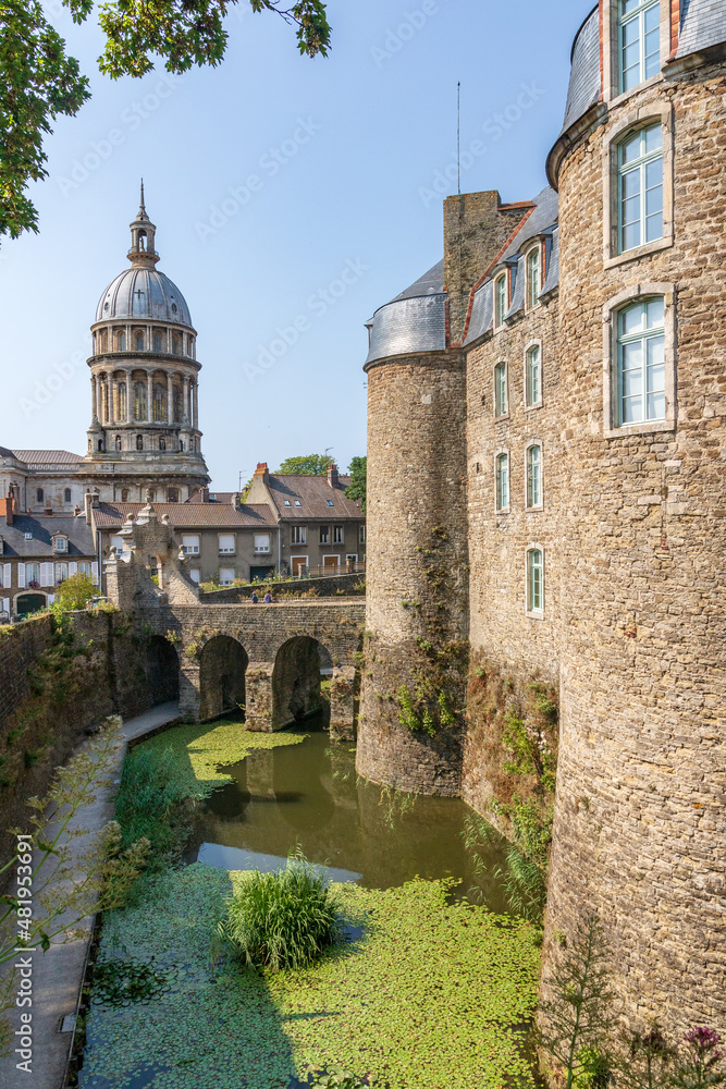 Les douves du château comtal et le clocher de la Basilique de Boulogne-sur-Mer - Pas-de-Calais