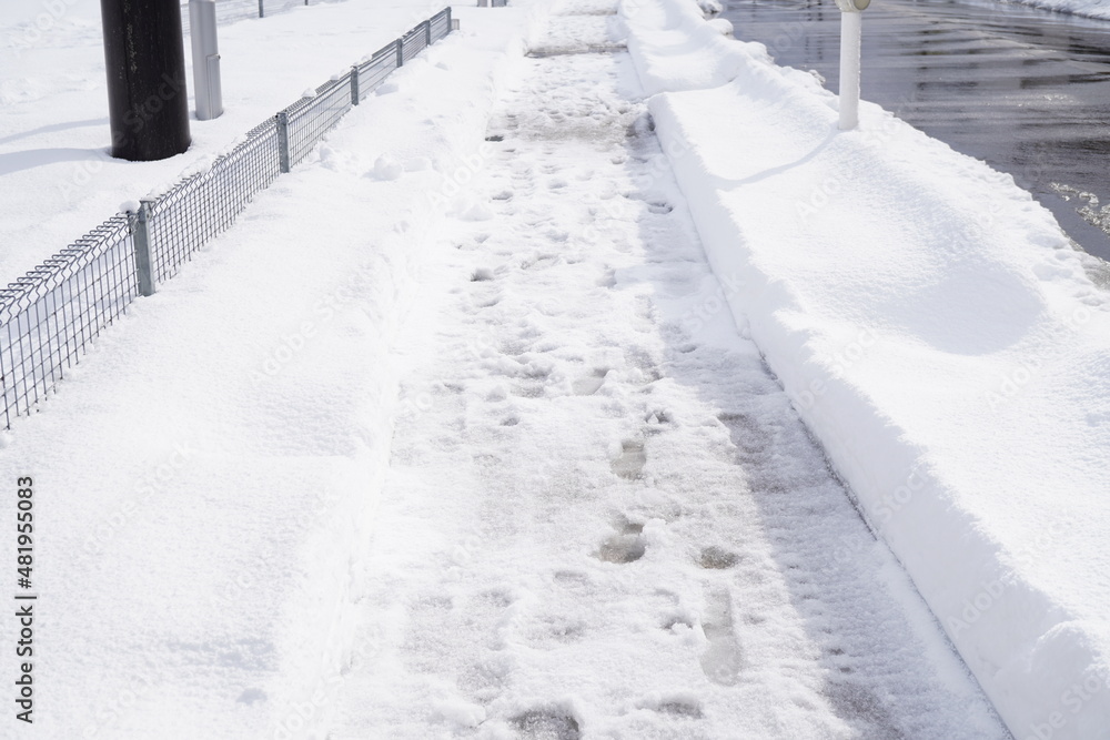 雪国富山の大雪の日の凍った道
