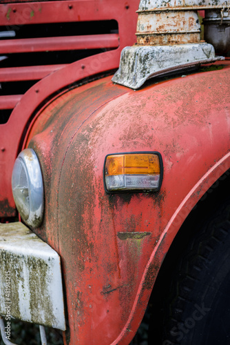 Vieux Camion des ann  es 60 rouill    peinture rouge. Camion vintage 