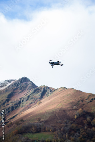 Drone en vol au dessus d une route en montagne