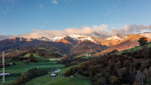 Paysage de montagne au Pays Basque à Saint Etienne de Baigorry © lamurebenjamin