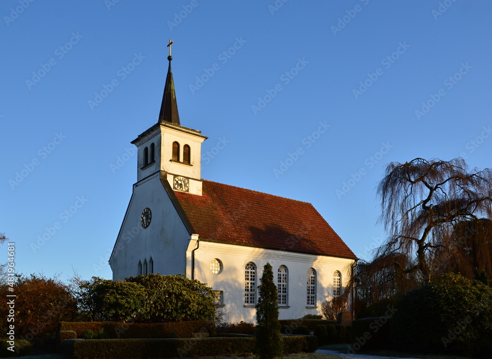 Historische Kirche im Winter im Dorf Bommelsen, Niedersachsen