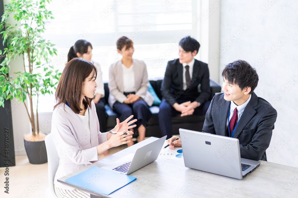 ビジネスミーティングをする男女