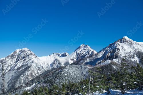 美しい冬山の風景 © Casey