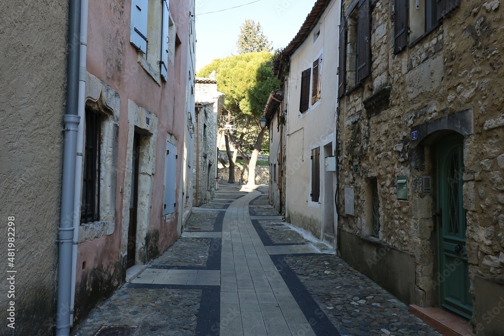 Vieille ruelle typique, ville de Pierrelatte, département de la Drôme, France