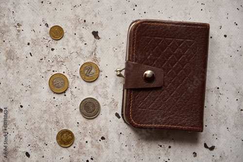 monety i brązowy portfel na betonowym stole,polski złoty 