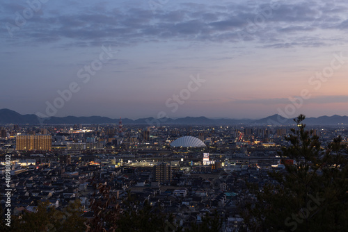 日本の岡山県の魚見山の美しい夜景 © 仁 藤原