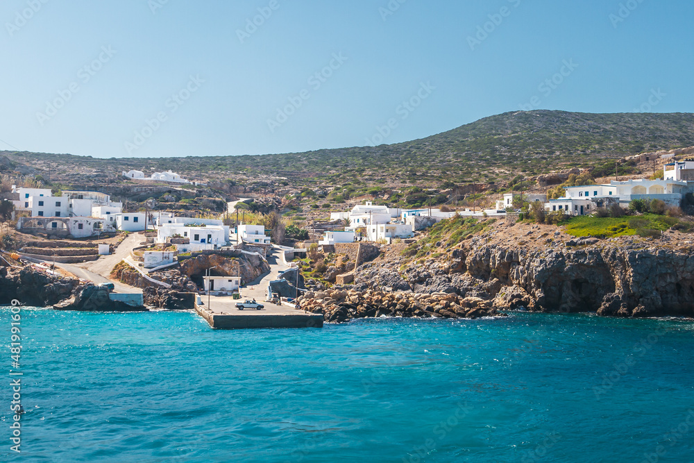 Mole im Hafen von Potamos aud der kleinen griechischen Insel Andikythira bei Ankunft der Fähre